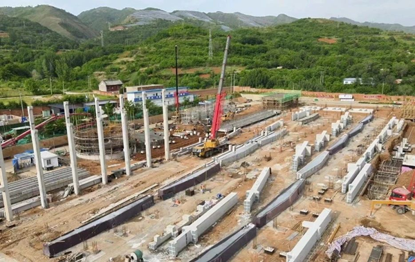 奮戰(zhàn)二季度｜電解廠房主體結(jié)構(gòu)框架柱開始吊裝！